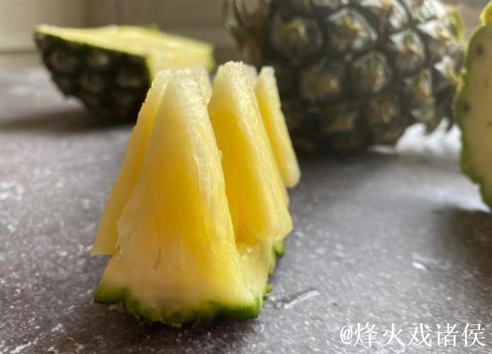 教你如何快速削菠萝,小白也能轻松上手 教你如何快速削菠萝,小白也能轻松上手